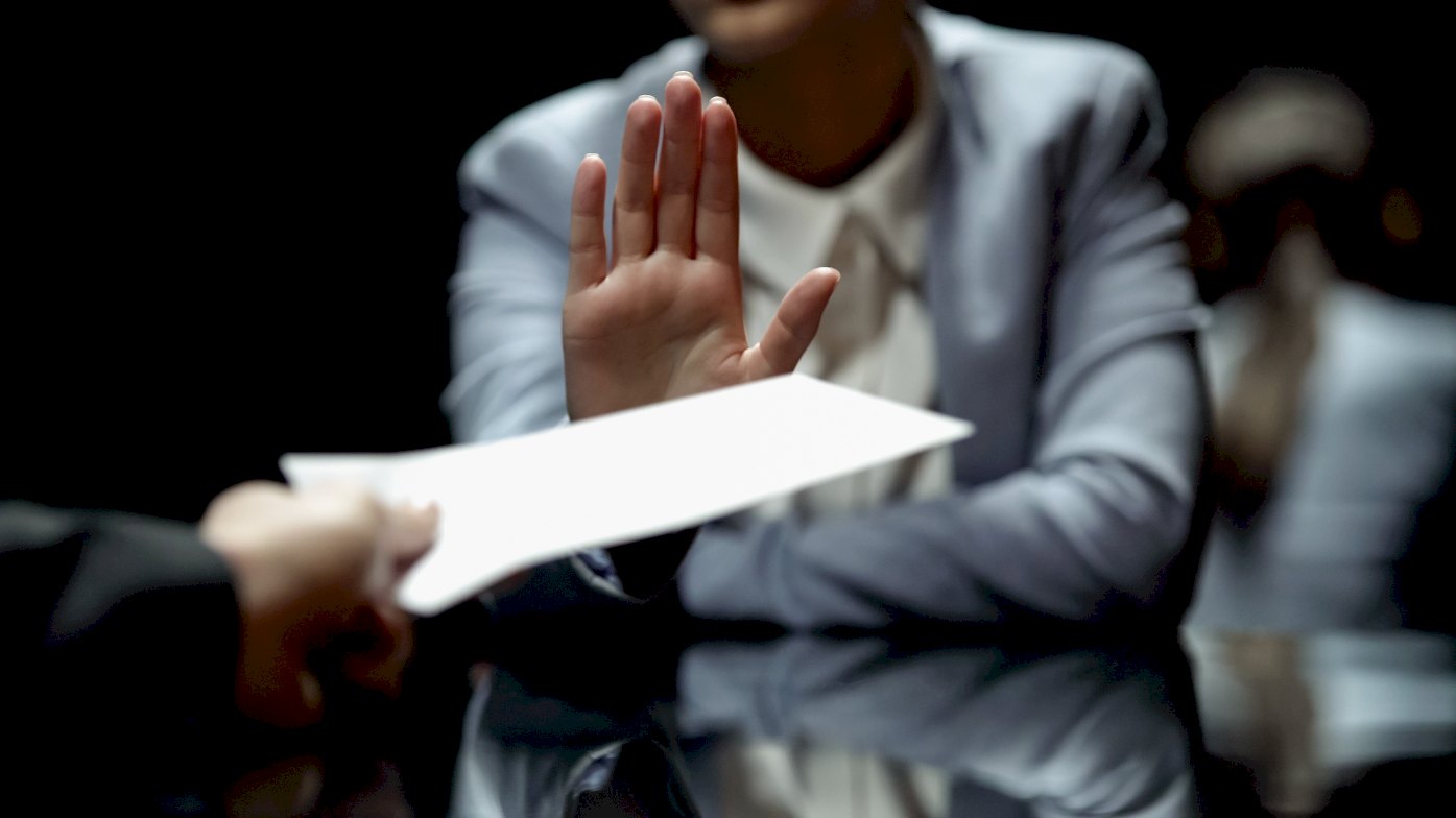 Signer à La Place De Quelqu'un Sanction